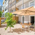 Wood Wall&Garden Apartment