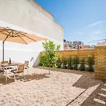 Wood Wall&Garden Apartment